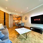 Chelsea Bridge 2Bed 2Bath Balcony Fast Wifi - Luxurylondonstays