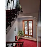 F301-Awesome 3Rd Flr Studio Fits 1 Near Hyde Park