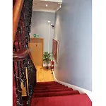 F301-Awesome 3Rd Flr Studio Fits 1 Near Hyde Park