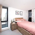 Chic City Living In Stratford A Cozy 2Br Flat