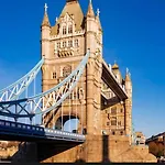 Tower Bridge, Boutique, Shad Thames Butlers Wharf Secure Parking , Balcony View Of Shard, Luxury With Van Parking Upto 4 Vans Ideal For Builders Shopfitters Secure Cctv