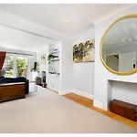 4Br House Minutes From Transport & Attractions