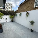 Beautiful Basement Apartment In Chiswick