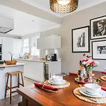 Stylish 2Bed 2 Bath House With Balcony
