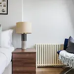 Stylish 2Bed 2 Bath House With Balcony