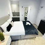 London Sw18 Top Studios Great Location Perfect For Tourist