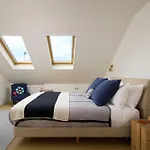 Art-Inspired Designer Family Home - Private Garden