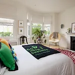 Art-Inspired Designer Family Home - Private Garden