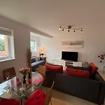 Skyline Haven - Modern 2B, Parking, Wifi & 4Ktv