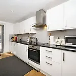 Modern 3 Bed 2 Bath Apartment Hyde Park