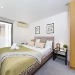 Modern 3 Bed 2 Bath Apartment Hyde Park
