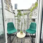 Beautiful Two Bedroom Apartment Queensway