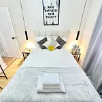 Beautiful Two Bedroom Apartment Queensway