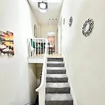 Beautiful Two Bedroom Apartment Queensway