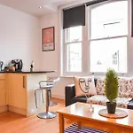 Putney , Modern-Flawless Apartment !