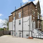 Leamington Park Studio With Parking