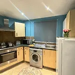 Lovely Three Bedroom Apartment Central London