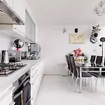 Lockable Ensuite Room In Modern Space With Shared Kitchen Fast Wifi