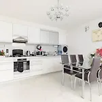 Lockable Ensuite Room In Modern Space With Shared Kitchen Fast Wifi