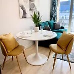 Modern 2 Bed 2 Bath Opp Tube Station