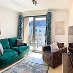 Modern 2 Bed 2 Bath Opp Tube Station