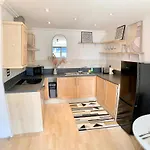 Modern 2 Bed 2 Bath Opp Tube Station