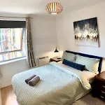 Modern 2 Bed 2 Bath Opp Tube Station