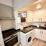 Charming Studio Apartment In Lee
