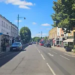 Nice Apartment In Barnes