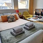 1-Bed Apartment, Close To Kensington Olympia With Free Wi-Fi & Netflix