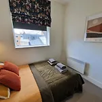 1-Bed Apartment, Close To Kensington Olympia With Free Wi-Fi & Netflix