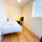 Oasis Split Level Flat In Zone 1