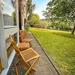 Oasis Split Level Flat In Zone 1