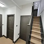 Fabulous 3 Bed Apartment - Near Excel - Sleeps 6 - 8