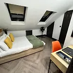 Fabulous 3 Bed Apartment - Near Excel - Sleeps 6 - 8