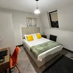 Fabulous 3 Bed Apartment - Near Excel - Sleeps 6 - 8
