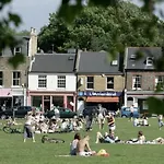 Lovely Place, Perfect For Family And Business Travellers Ideally Located Between The Commons
