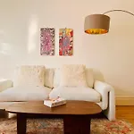 Stylish 2 Bedroom Notting Hill Superstar Apartment