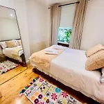 Stylish 2 Bedroom Notting Hill Superstar Apartment