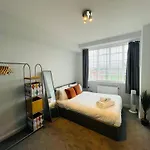 Modern Studio, Prime Location, Stunning City View
