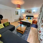 Bright Family Studio Apartment In Central