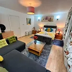 Bright Family Studio Apartment In Central