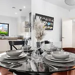 Modern 2 Bedroom Apartment In Uxbridge London Free Parking
