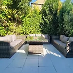 4 Bed Home With Cinema, F1 Racing Sim, 1 Gb Internet, Bbq, Garden, 20 Mins London, Parking, Ev Port, Metro 5 Mins Walk