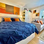 Stunning Business Travellers Studio En-Suite Bathroom Garden View