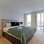 Kings Cross 2 Bed With City Views, Ac, Balcony