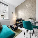1B Flat, Sleeps 5 In Finchley Tw18
