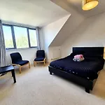Explore London: 2 Bedroom House In Wood Green