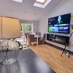 Chic Double Room, 20 Mins To London, Supermarkets, Shops, Bars, Metro Few Mins Walk