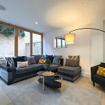 Luxurious & Modern Townhouse In Hammersmith
